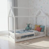MIMI-łózko-doemk-białe-niskie-nókzi-niebieski-mś Łóżko domek MIMI - niskie nóżki