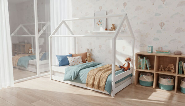 MIMI-łózko-domek-białe-niskie-nóżki-odbicie-w-oknbie Łóżko domek MIMI - niskie nóżki